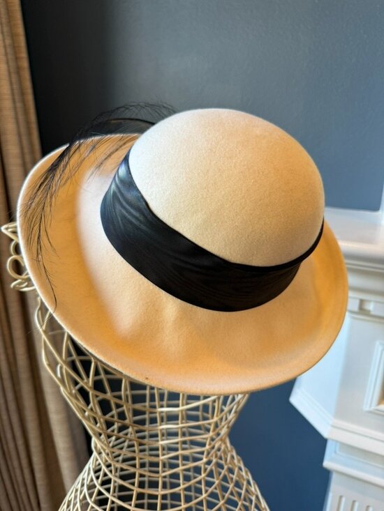 Vintage Neiman Marcus Betmar Cream Wool Felt Hat w/ Black Feather & Ribbon main image 5